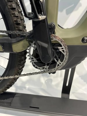Detail des Antriebs eines Mountainbikes mit Kette und Kurbel auf einem Ständer. Detail des Antriebs eines Mountainbikes mit Kette und Kurbel auf einem Ständer.