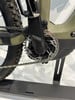 Detail des Antriebs eines Mountainbikes mit Kette und Kurbel auf einem Ständer.