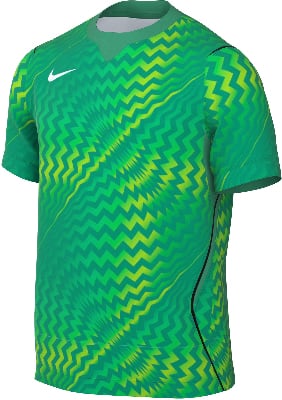 Grünes T-Shirt mit auffälligem geometrischem Zickzackmuster. Grünes T-Shirt mit auffälligem geometrischem Zickzackmuster.