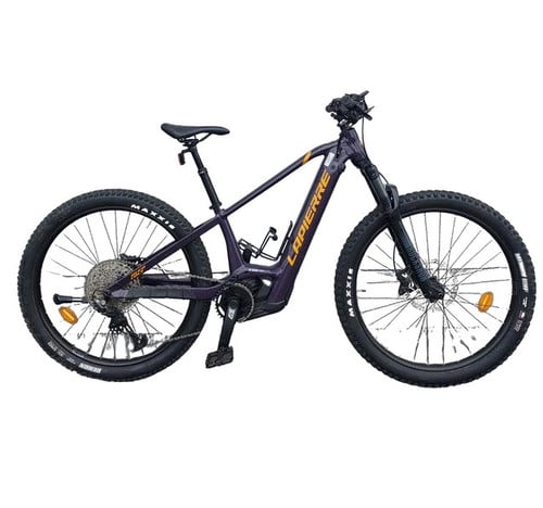 Lila E-Bike mit orangefarbenen Schriftzügen auf dem Rahmen und schwarzen Rädern.