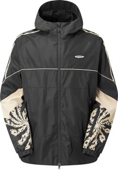 Schwarze Kapuzenjacke mit beigen Details und Ärmeldruck.