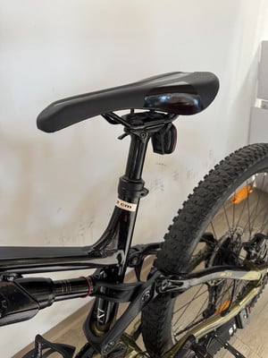 Detail eines Mountainbikes mit Dämpfer und Sattelstütze.