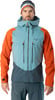 Ein Mann in einer blau-orangefarbenen Skijacke und einer Mütze mit Dynafit-Logo.