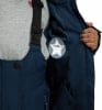 Detail einer Jacke mit eingenähtem Etikett 'I BELONG TO' und Teil einer Skihose.