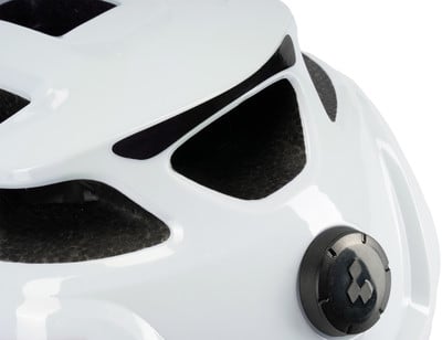Detail eines weißen Fahrradhelms mit schwarzem Detail und Belüftungsöffnungen. Detail eines weißen Fahrradhelms mit schwarzem Detail und Belüftungsöffnungen.
