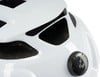 Detail eines weißen Fahrradhelms mit schwarzem Detail und Belüftungsöffnungen.