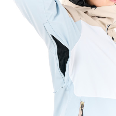 Jackendetail mit Achselpolsterung und Reißverschluss an der Jacke. Jackendetail mit Achselpolsterung und Reißverschluss an der Jacke.