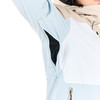 Jackendetail mit Achselpolsterung und Reißverschluss an der Jacke.