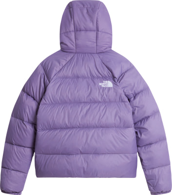 Lila Daunenjacke von The North Face mit Kapuze und Logo auf dem Rücken.