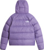 Lila Daunenjacke von The North Face mit Kapuze und Logo auf dem Rücken.