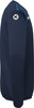 Dunkelblaues Sweatshirt mit weißem Logo am Ärmel und gemustertem Einsatz.