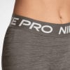 Detail von grauen Nike Pro Leggings für Damen mit Logo am Bund.
