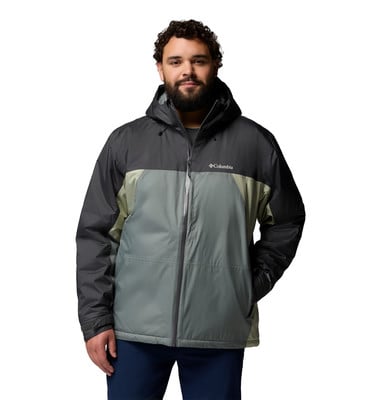 Ein Mann in einer dunklen Kapuzenjacke mit Farbblöcken steht vor einem weißen Hintergrund. Ein Mann in einer dunklen Kapuzenjacke mit Farbblöcken steht vor einem weißen Hintergrund.