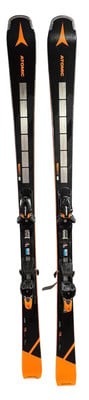 Atomic Redster Skier mit schwarzem und orangefarbenem Design und Bindung.