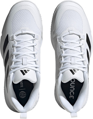 Draufsicht auf weiße Adidas-Tennisschuhe mit schwarzen Streifen und Bounce-Schriftzug. Draufsicht auf weiße Adidas-Tennisschuhe mit schwarzen Streifen und Bounce-Schriftzug.