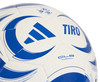 Adidas Tiro futballkék csíkokkal és Adidas logóval.