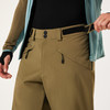 Detail einer Hose mit Taschen und Klettverschluss.