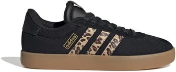 Černé tenisky Adidas s leopardím vzorem na bocích a hnědou podrážkou.