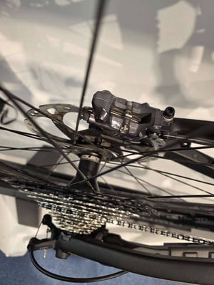 Detail des hinteren Scheibenbremssattels eines Mountainbikes mit Kassette. Detail des hinteren Scheibenbremssattels eines Mountainbikes mit Kassette.