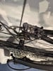 Detail des hinteren Scheibenbremssattels eines Mountainbikes mit Kassette.