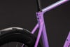 Detail eines violetten Fahrradrahmens mit der Aufschrift C:62.