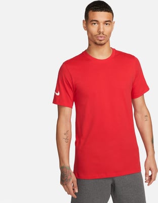 Ein Mann in einem roten Nike-T-Shirt mit Logo auf dem linken Ärmel. Ein Mann in einem roten Nike-T-Shirt mit Logo auf dem linken Ärmel.