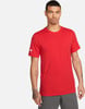Ein Mann in einem roten Nike-T-Shirt mit Logo auf dem linken Ärmel.