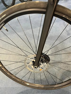 Detail eines Fahrrad-Vorderrads mit Scheibenbremse. Detail eines Fahrrad-Vorderrads mit Scheibenbremse.