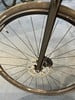 Detail eines Fahrrad-Vorderrads mit Scheibenbremse.