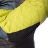 Detail einer Daunenjacke mit gestepptem grünem Ärmel und schwarzem Stoff.