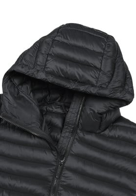 Detail einer schwarzen Daunenjacke mit Kapuze und Reißverschluss.