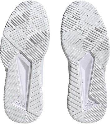 Zwei weiße Adidas-Sneaker-Sohlen mit ausgeprägtem Muster und Markenlogo. Zwei weiße Adidas-Sneaker-Sohlen mit ausgeprägtem Muster und Markenlogo.