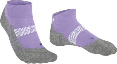Zwei lila-graue Low-Cut-Socken mit weißem Streifenmuster. Zwei lila-graue Low-Cut-Socken mit weißem Streifenmuster.