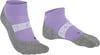 Zwei lila-graue Low-Cut-Socken mit weißem Streifenmuster.