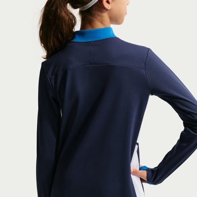 Rückansicht eines Mädchens in dunkelblauem Pullover mit blauem Kragen. Rückansicht eines Mädchens in dunkelblauem Pullover mit blauem Kragen.