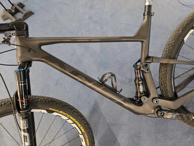 Schwarzes Fullsuspension-Mountainbike mit RockShox-Dämpfer und Scorpion-Felge.