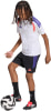 Junge im weißen Trikot und schwarzer Hose mit Fußball.