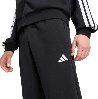 Schwarze Adidas Trainingshose mit weißem Logo und Ärmelstreifen. Schwarze Adidas Trainingshose mit weißem Logo und Ärmelstreifen.
