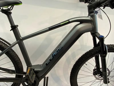 Graues E-Mountainbike mit CUBE und REACTION Schriftzug. Graues E-Mountainbike mit CUBE und REACTION Schriftzug.