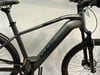 Graues E-Mountainbike mit CUBE und REACTION Schriftzug.