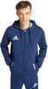 Ein Mann in einem dunkelblauen Kapuzenpullover mit Adidas-Logo auf der Brust.