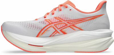 Weiße Laufschuhe mit orangefarbenem Logo und Schnürsenkeln. Weiße Laufschuhe mit orangefarbenem Logo und Schnürsenkeln.