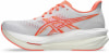 Weiße Laufschuhe mit orangefarbenem Logo und Schnürsenkeln.