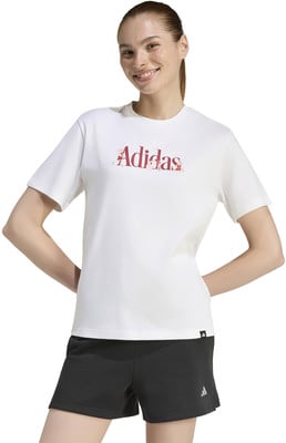 Mädchen in einem weißen T-Shirt mit Adidas-Logo und schwarzer Shorts.