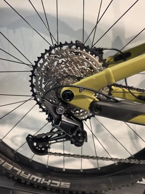 Shimano Deore Schaltwerk an einem gelben Mountainbike. Shimano Deore Schaltwerk an einem gelben Mountainbike.