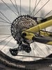 Shimano Deore Schaltwerk an einem gelben Mountainbike.