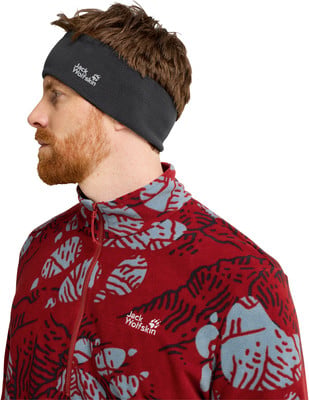 Mann mit roter Fleecejacke und schwarzem Jack Wolfskin Stirnband. Mann mit roter Fleecejacke und schwarzem Jack Wolfskin Stirnband.