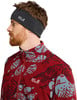 Mann mit roter Fleecejacke und schwarzem Jack Wolfskin Stirnband.