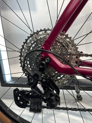 Hinterradschaltwerk und Kassette an einem roten Fahrrad. Hinterradschaltwerk und Kassette an einem roten Fahrrad.