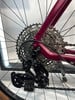Hinterradschaltwerk und Kassette an einem roten Fahrrad.
